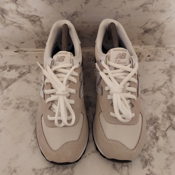 Pre-owned 2024 New Balance 574 - Picture 3 of 11